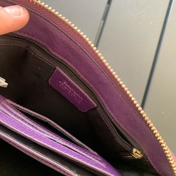 danier leather purple pouchette. Hand strap. Gold zipper. - Picture 9 of 11